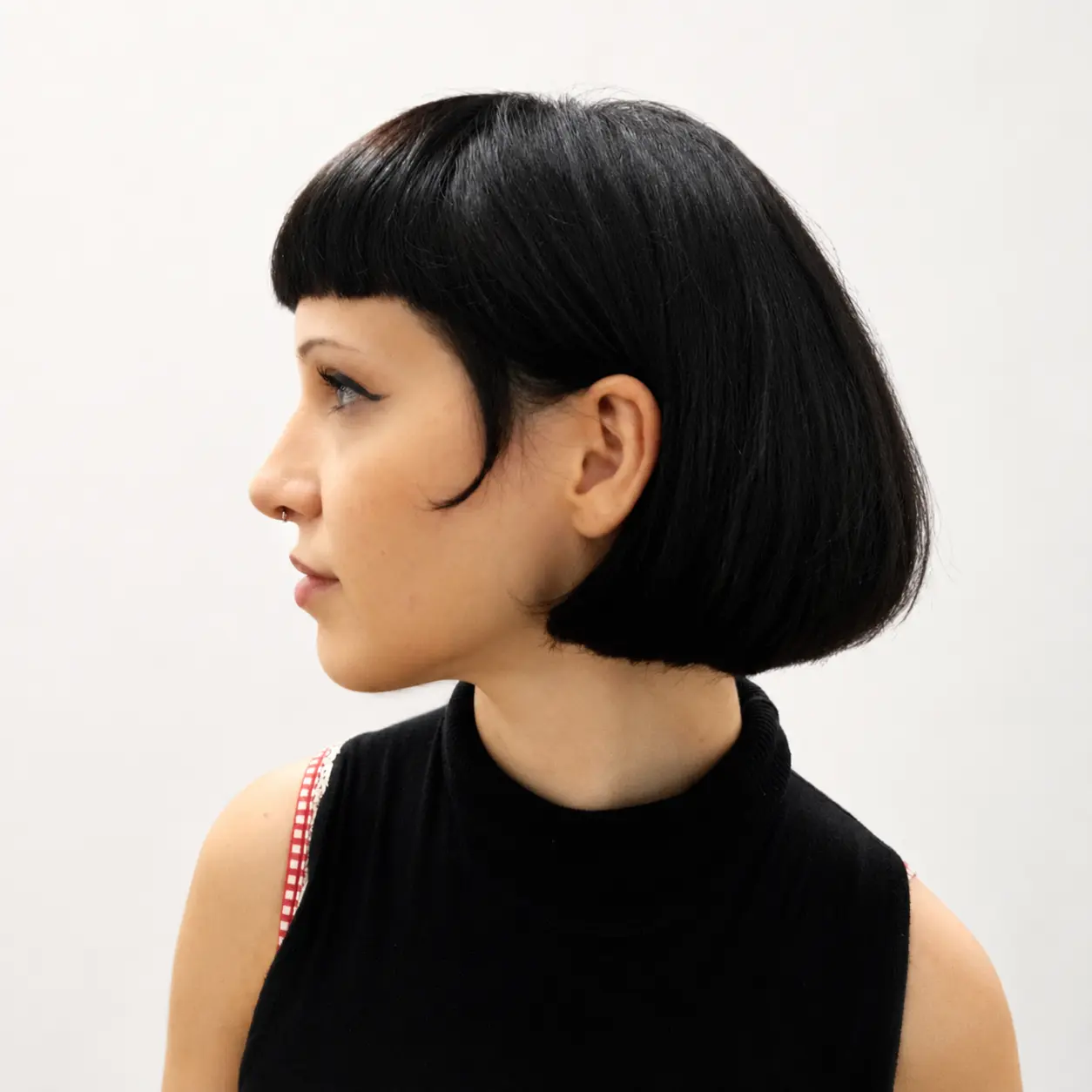 French Bob in Schwarz mit geometrischer Kante und Micro Bangs – Arbeit von Chris in Wien