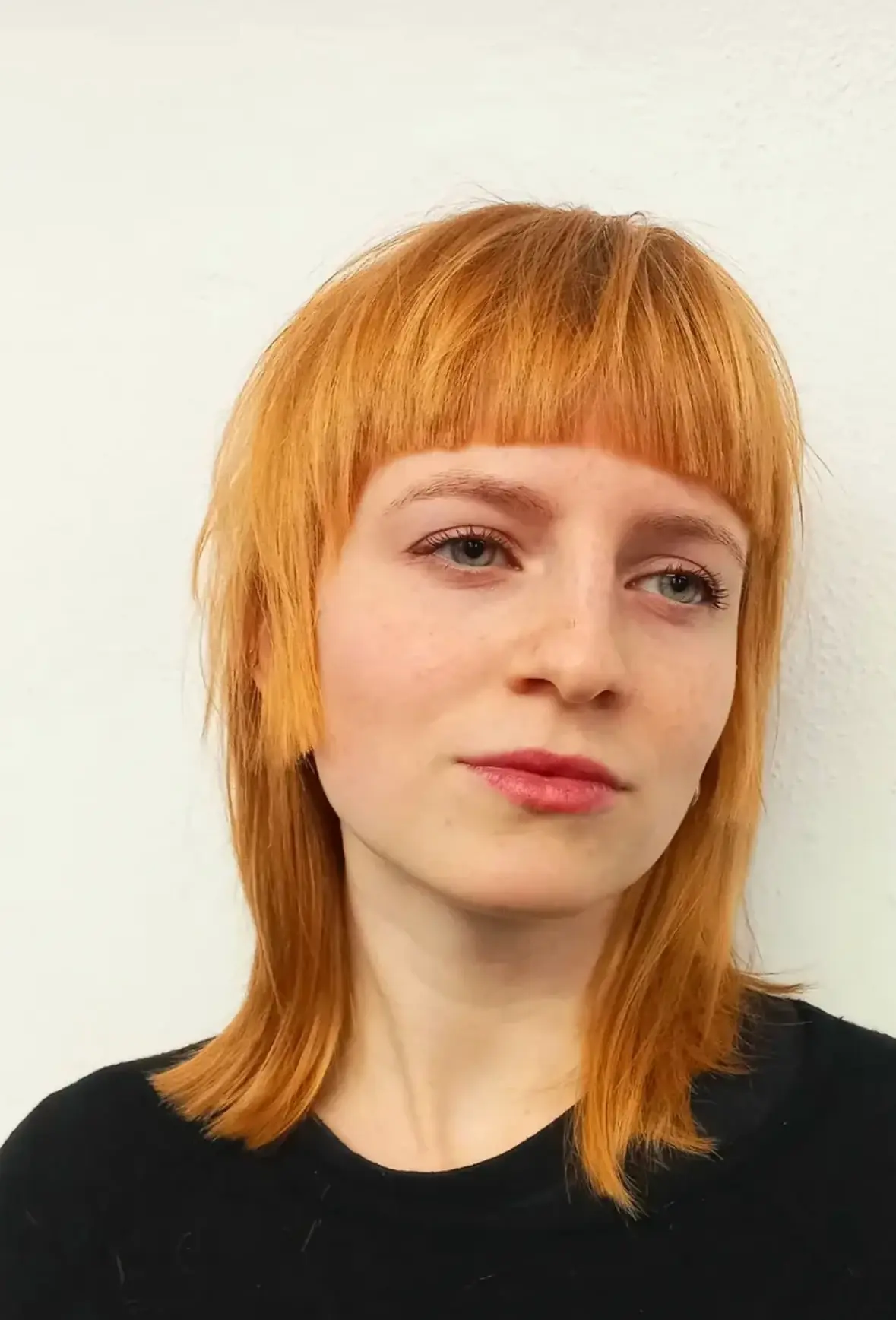 Kupferfarbener Long Bob mit Micro Bangs und klarer Linienführung