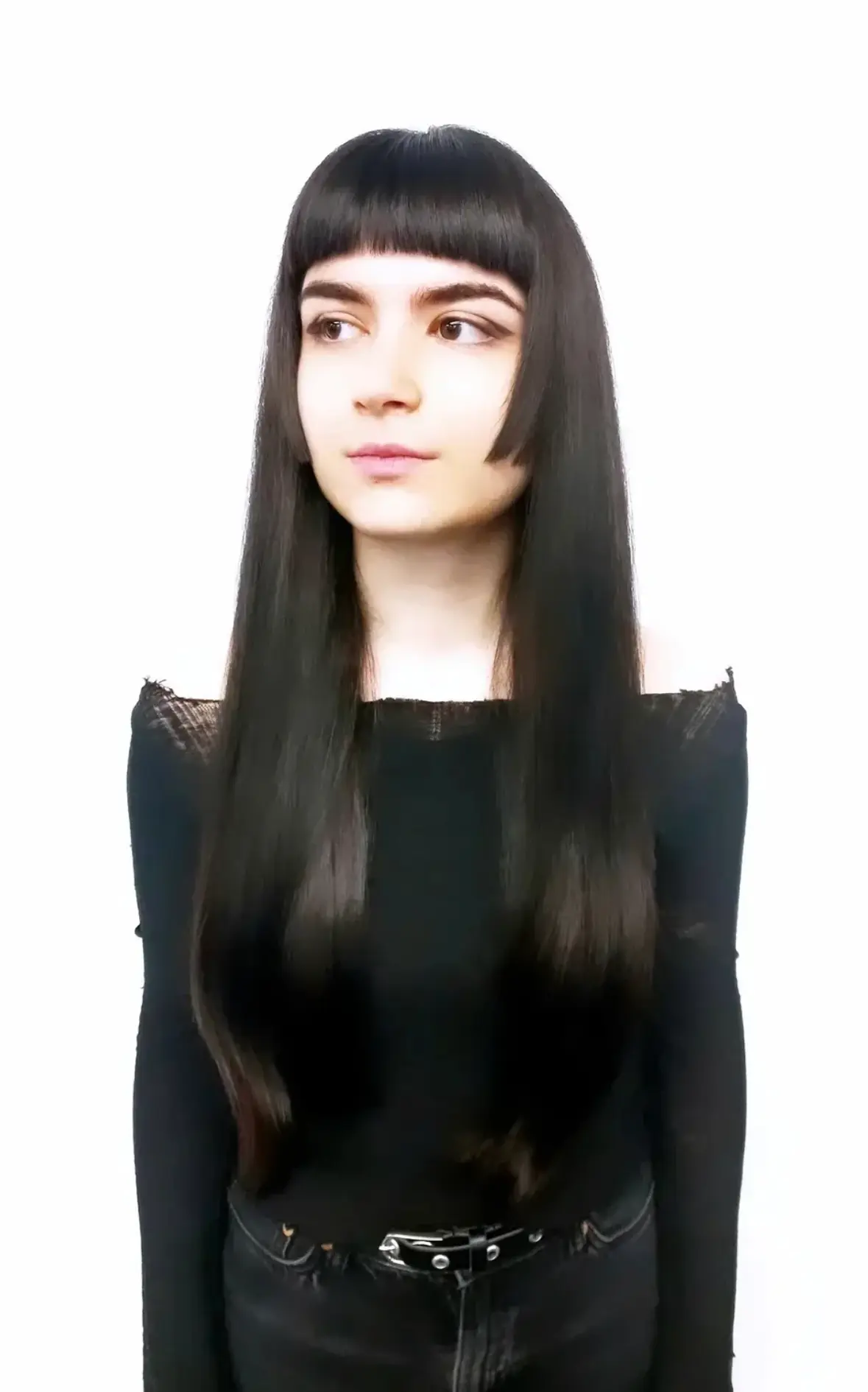 Hime Cut auf sehr langem schwarzem Haar mit kurzen Seitenpartien und Micro Bangs