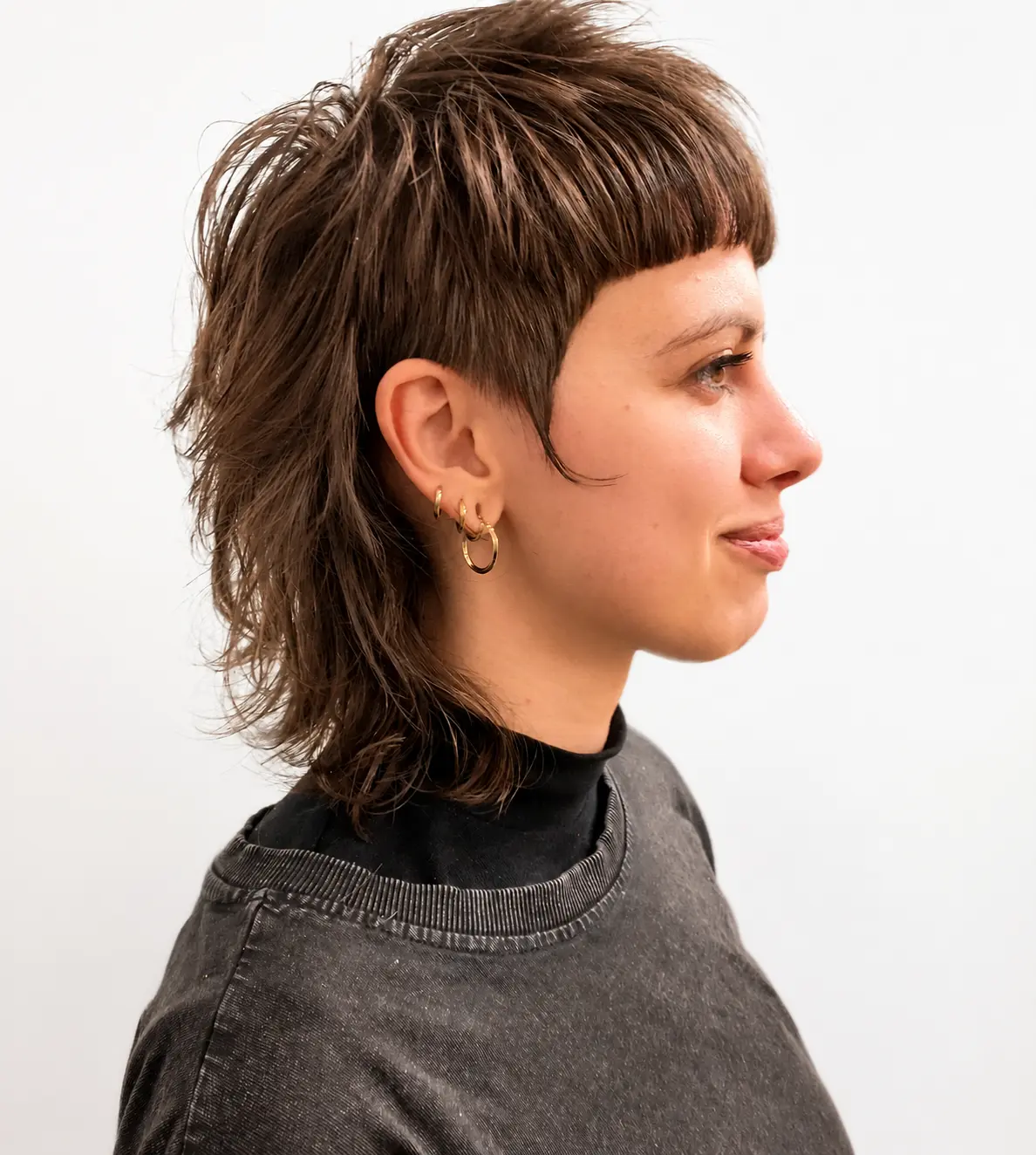 Moderner Mullet mit kurzem Deckhaar, Pony und längerem Nacken
