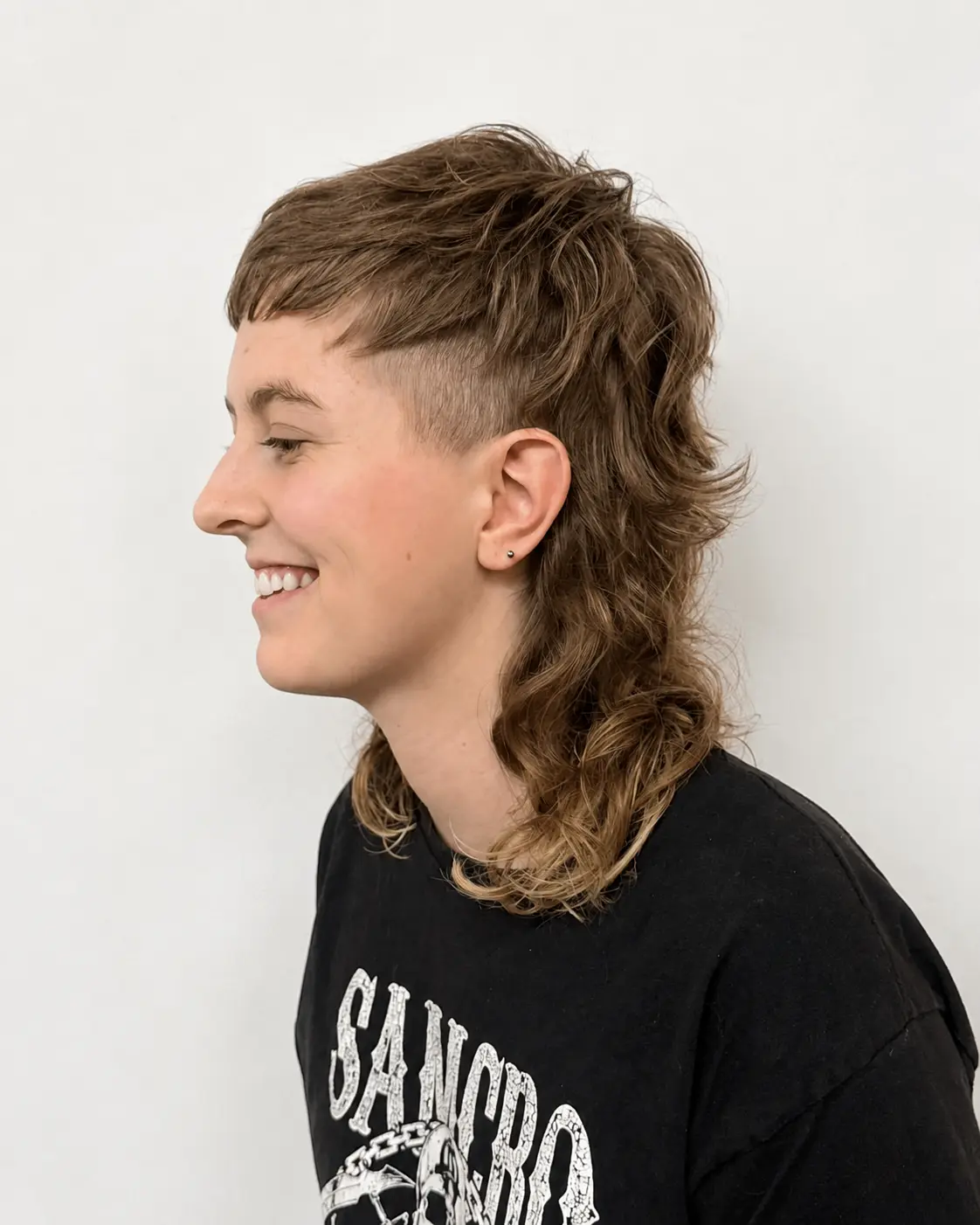 Kurzer Mullet mit Undercut und blond durchgefärbtem Deckhaar