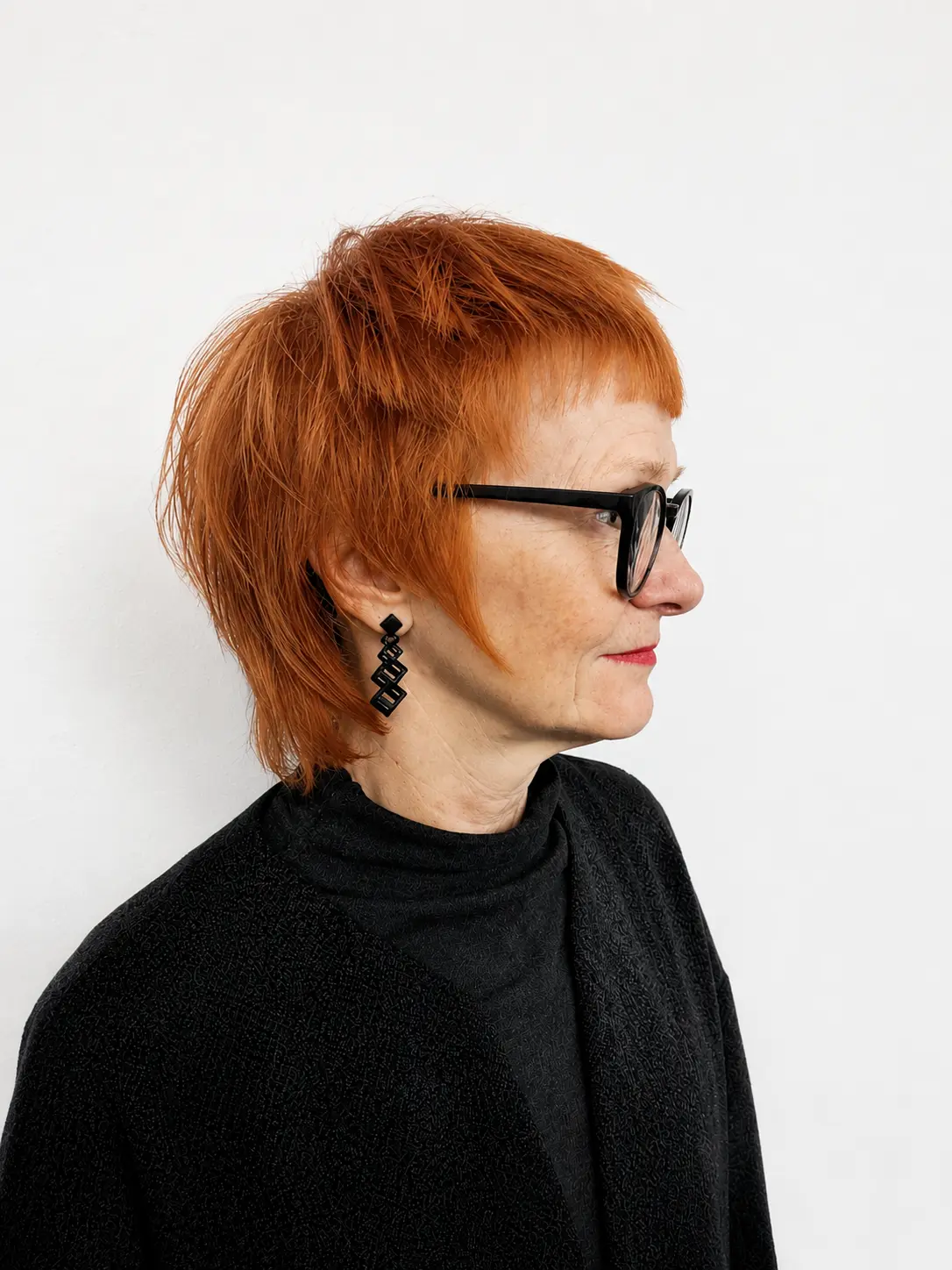 Kupferroter Mullet-Pixie mit Micro Bangs und längerem Nacken