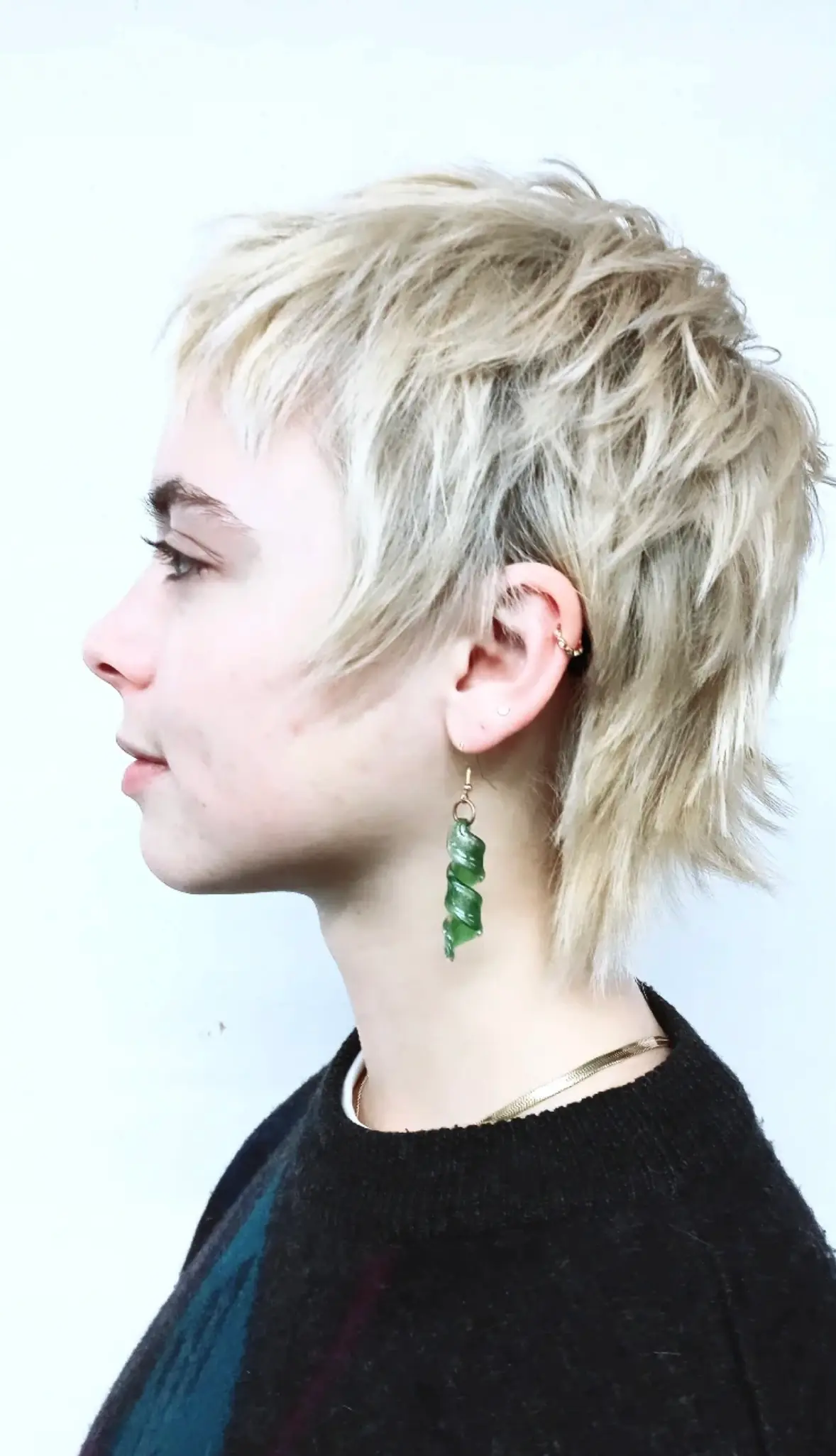 Platinblonder Mullet-Pixie mit texturiertem Deckhaar im Profil, Creative Cut von Chris in Wien