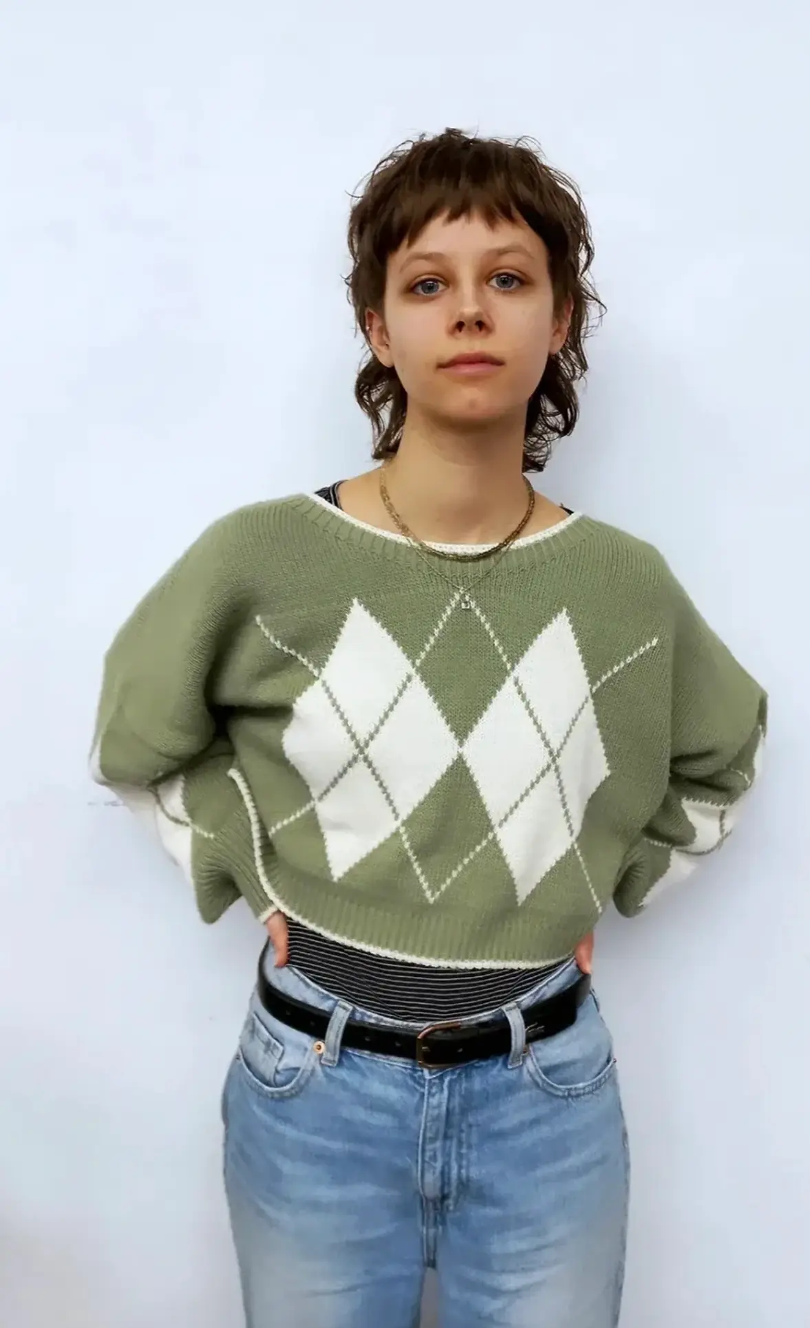 Kurzer Mullet-Shag mit Micro Bangs auf dunkelbraunem Haar