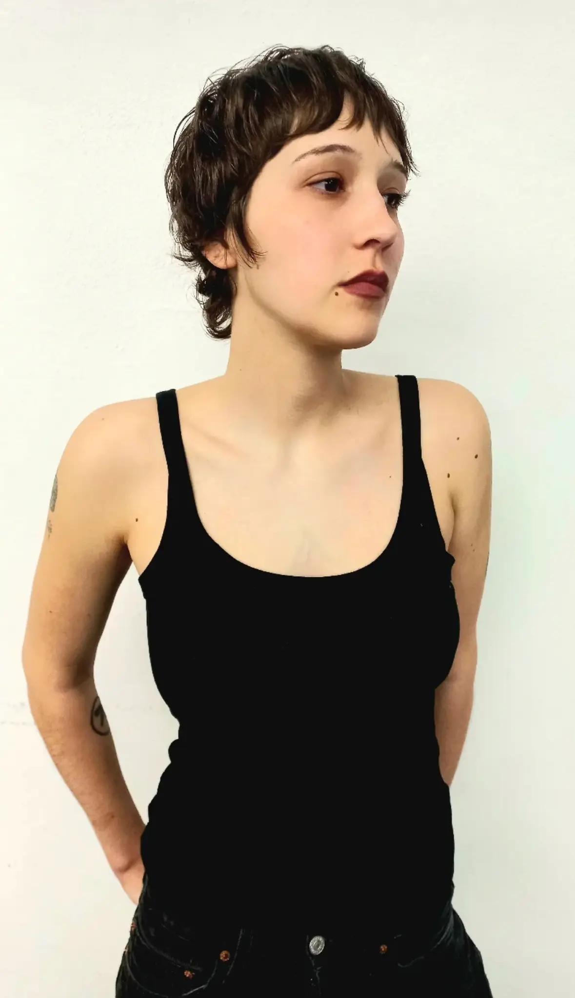 Dunkler Pixie Cut mit Micro Bangs und weich ausgearbeitetem Nacken