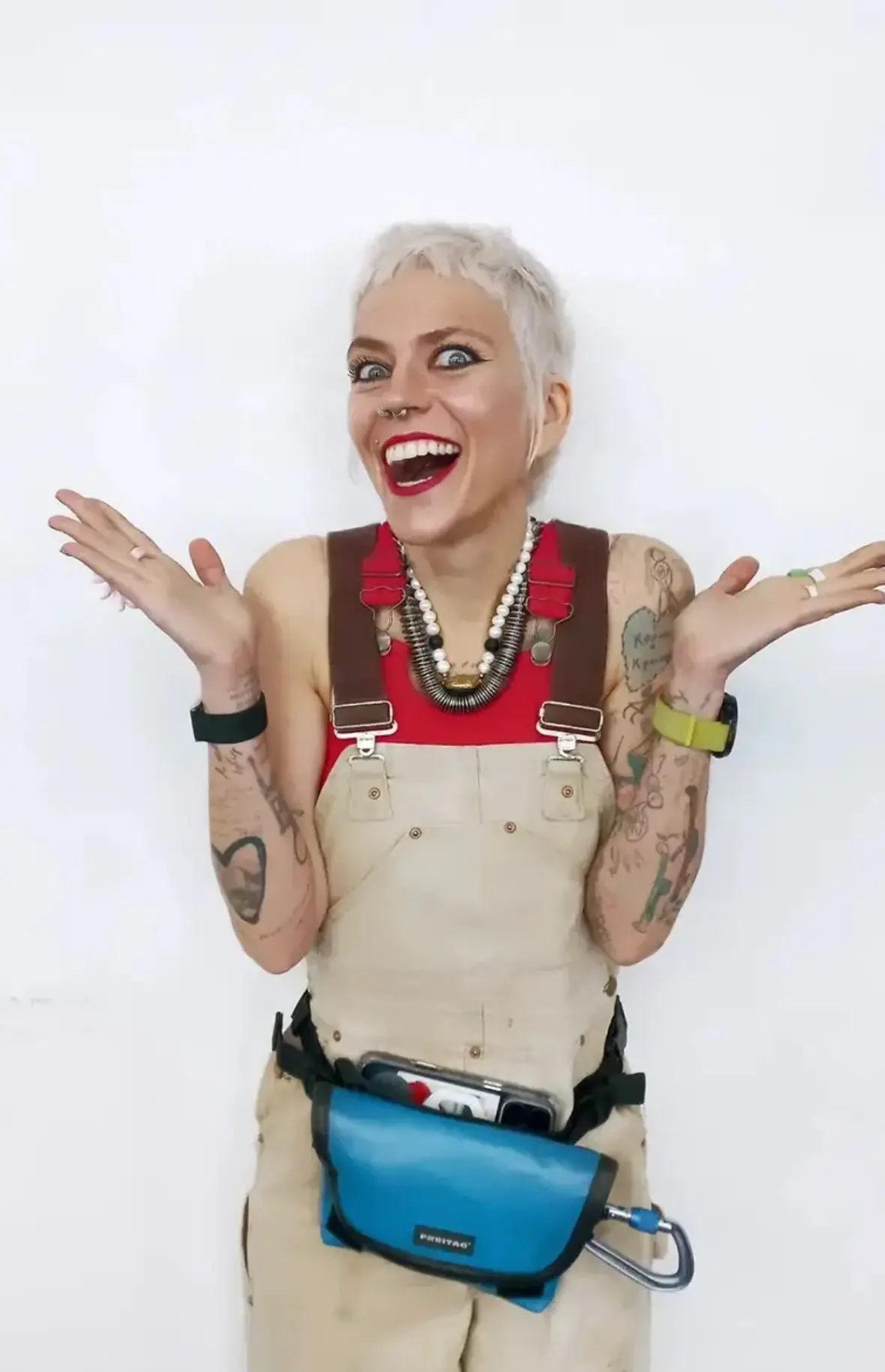 Platinblonder Pixie Cut auf sehr kurzem, silbrigem Haar