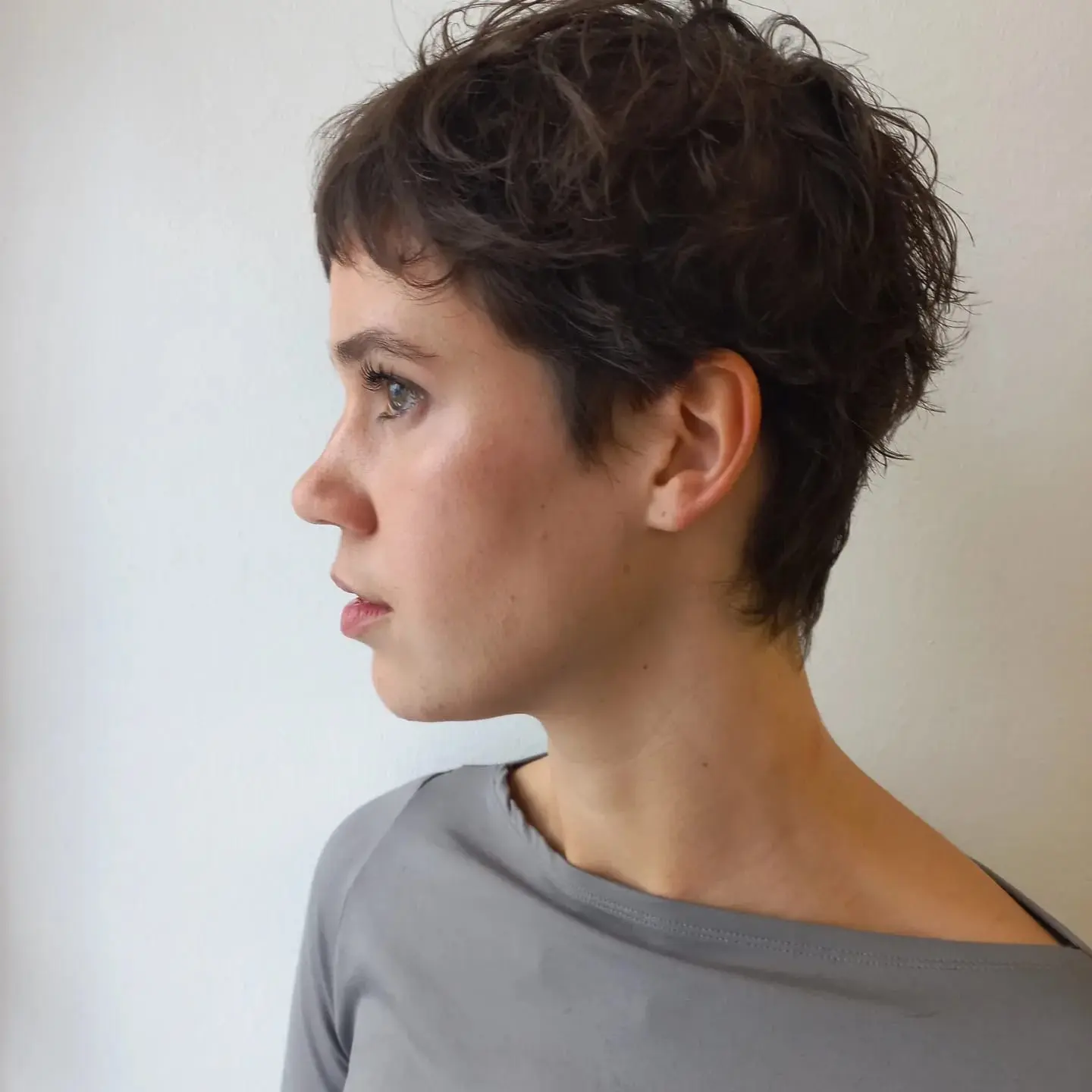 Texturierter brauner Pixie Cut mit kurzem Nacken, Profilansicht – Haarschnitt von Chris, Wien 1090