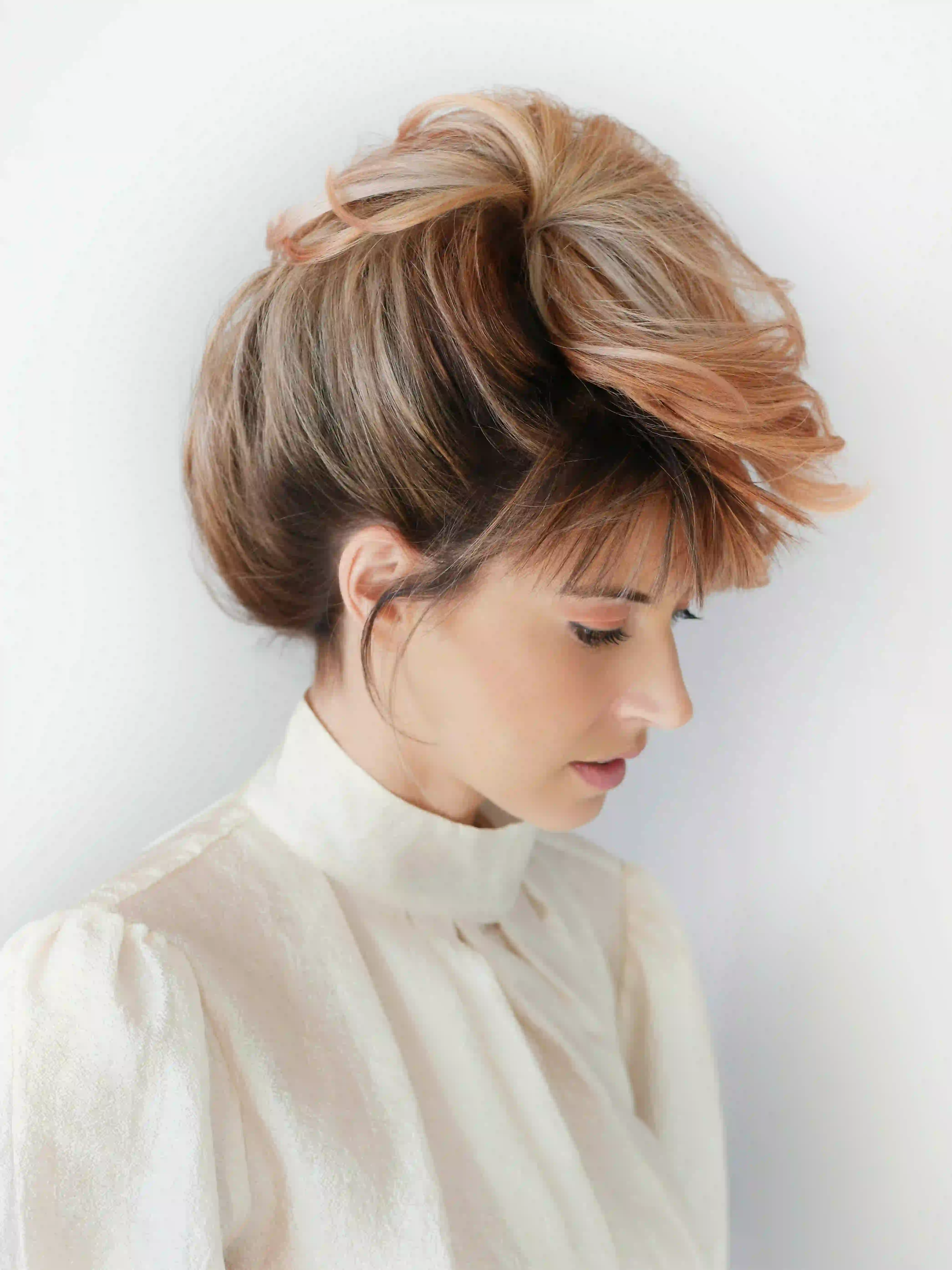 Balayage Wien 1090 – Frau mit kurzem, strukturiertem Balayage-Haar, kupferbraune Highlights, Friseur Barbara Dvorak Alsergrund