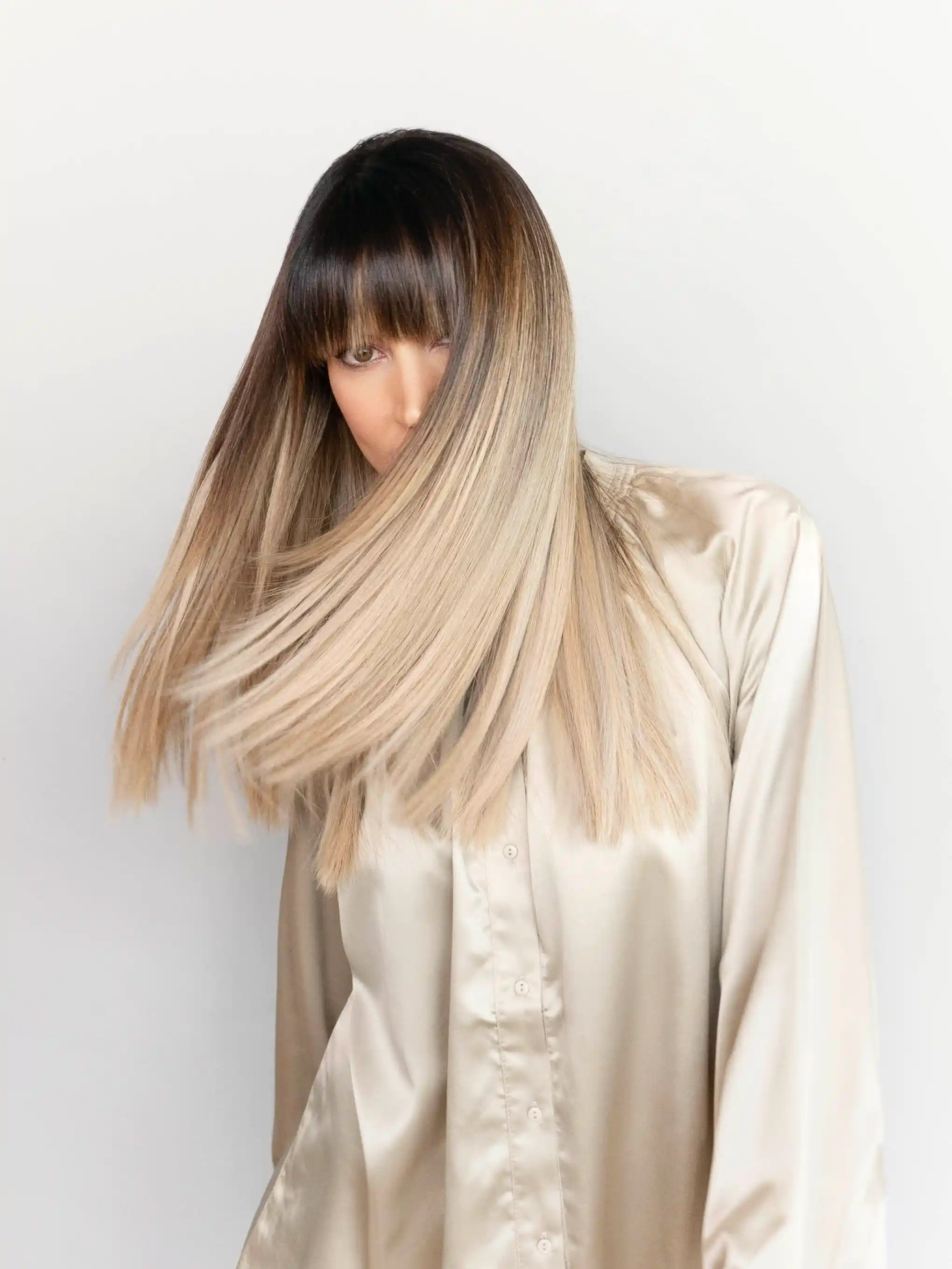 Balayage Wien – Frau mit fließendem Ombré-Farbverlauf von dunkelbraun zu blond, handgemalt von Friseurin Barbara Dvorak, Wien 1090