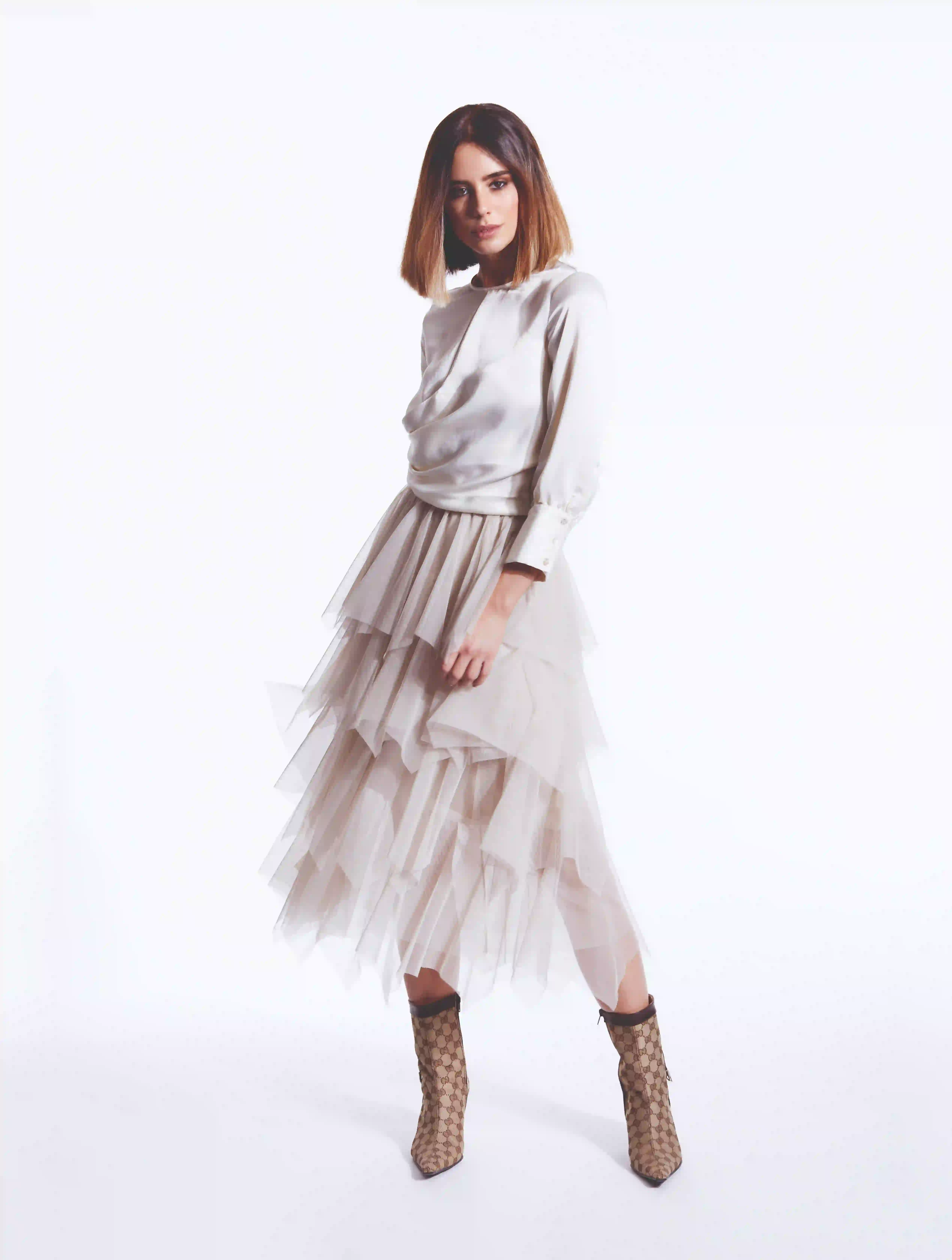 Haarverdichtung Wien Nachher – Frau mit vollem, voluminösem Haar nach Great Lengths Weft-Verdichtung, elegantes Outfit