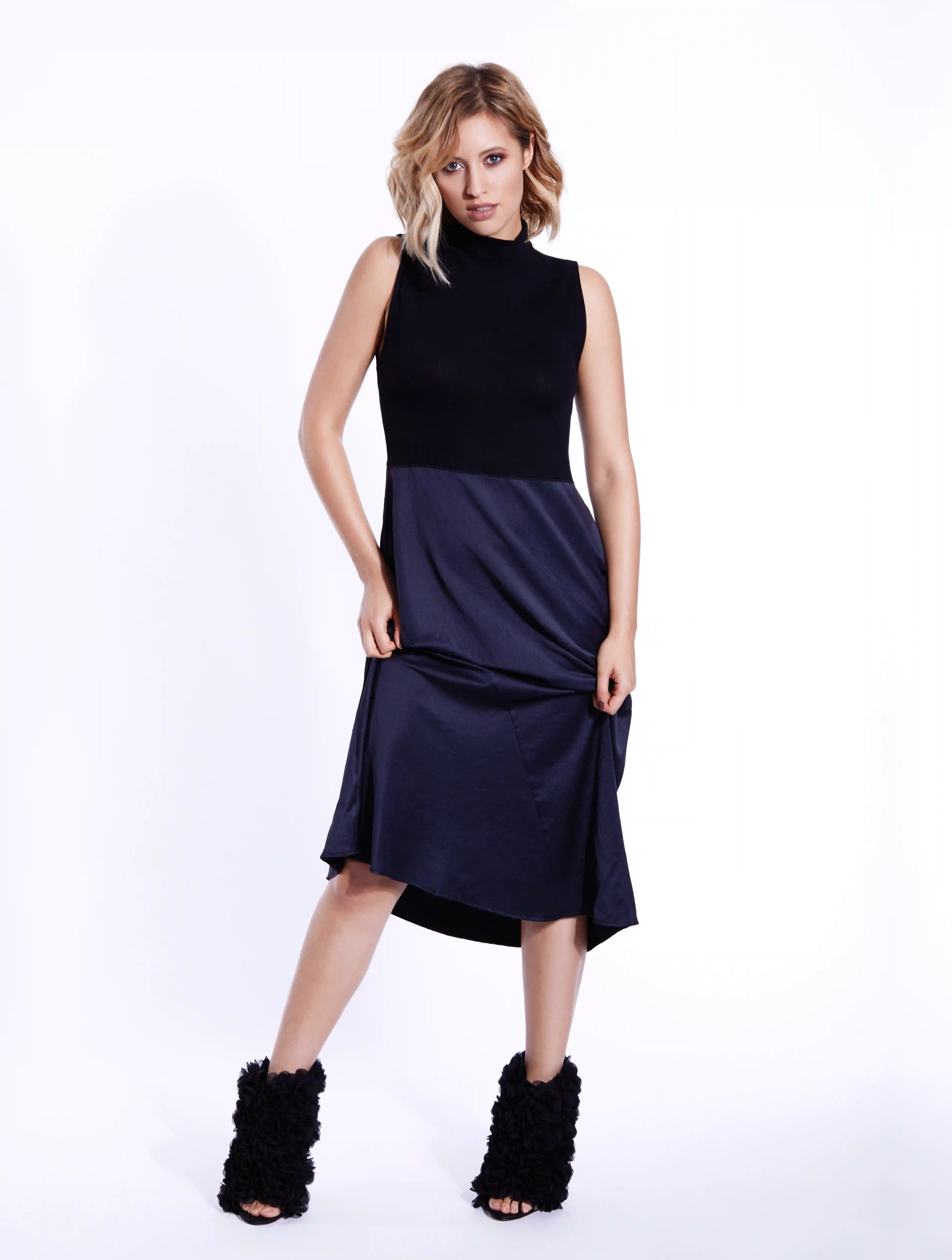 Haarverdichtung Wien Nachher – Frau mit vollem, blond gewelltem Haar nach Great Lengths Verdichtung, elegantes schwarzes Kleid