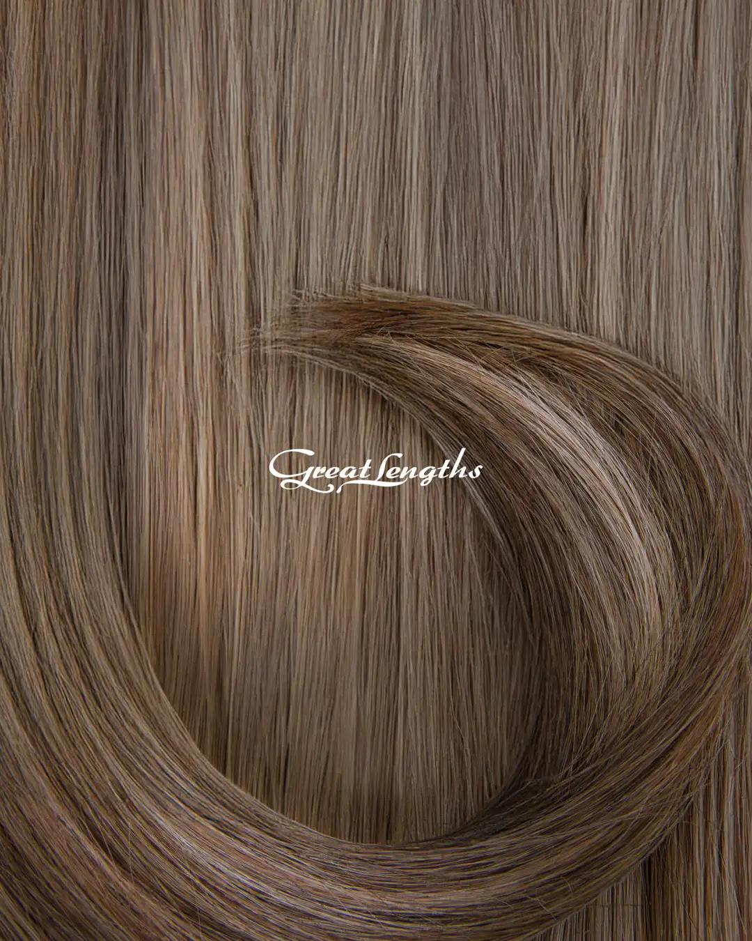 Great Lengths Hair Extension Wien – Detailaufnahme einer Echthaar-Strähne mit Great Lengths Logo, Keratin-Bonding-Haarverlängerung