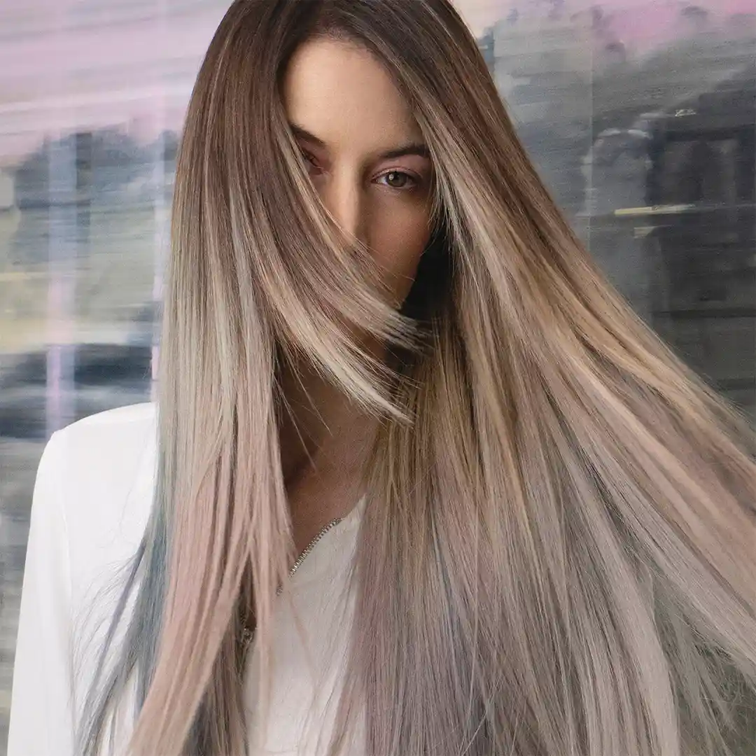 Haarverlängerung Ergebnis Wien – Frau mit langen, glatten blond-aschigen Extensions in Remi-Qualität von Great Lengths